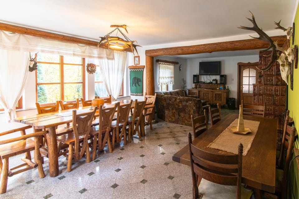 Restaurant/places to eat, TV and multimedia, Living room