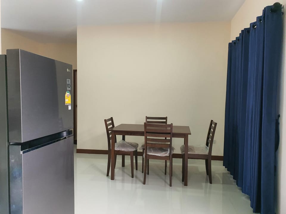 Dining area, minibar