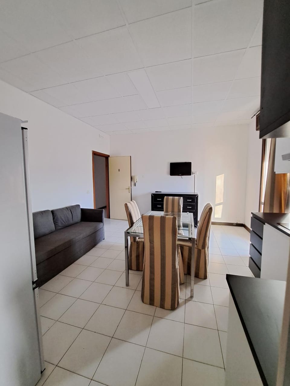 Kitchen or kitchenette, Seating area, Dining area