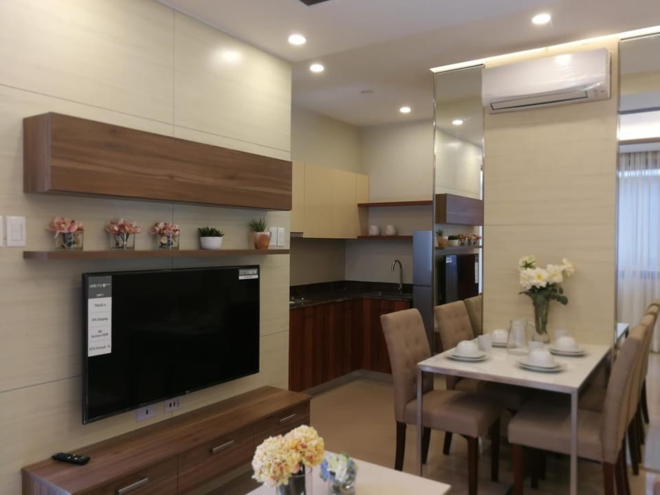 Kitchen or kitchenette, Living room, Seating area, Dining area