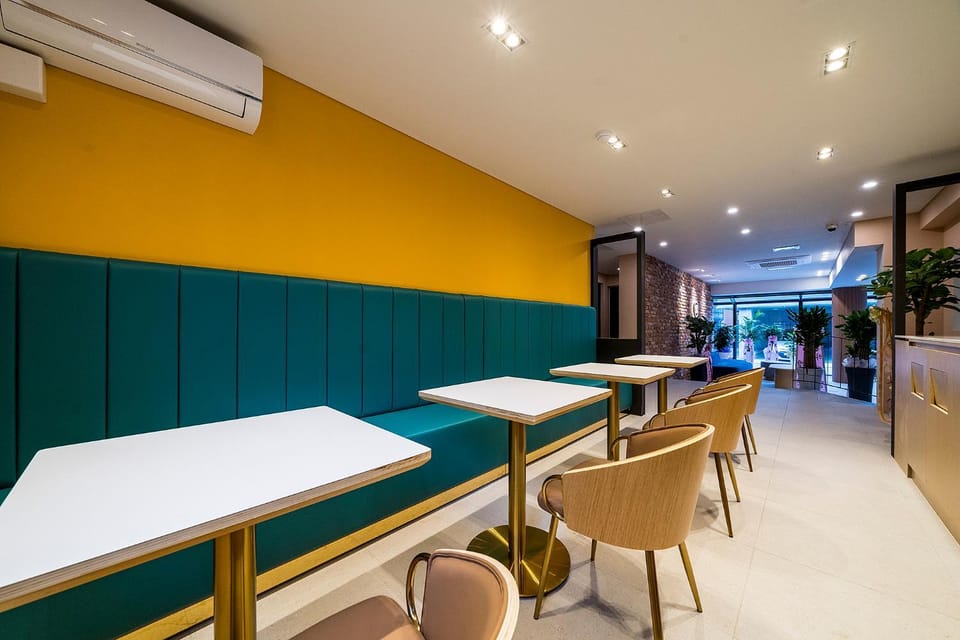 Property building, Restaurant/places to eat, Seating area, Breakfast, internet, internet