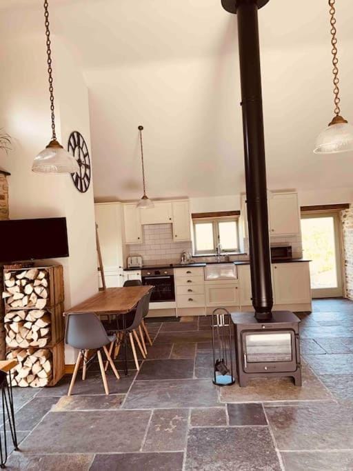 Detached Barn in Tamar Valley, EV charging included House in West Devon District
