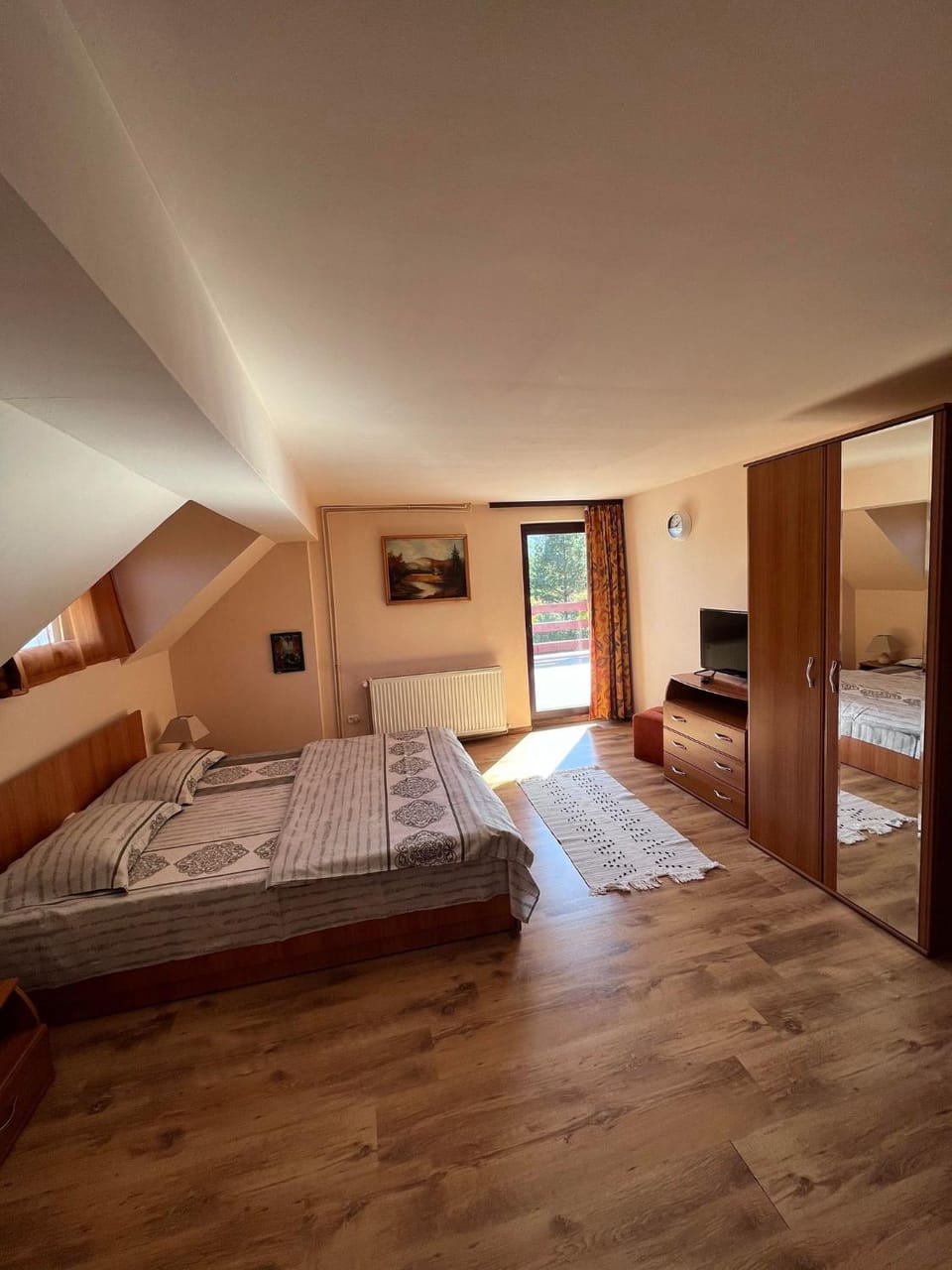 Bed, TV and multimedia, Photo of the whole room, Bedroom