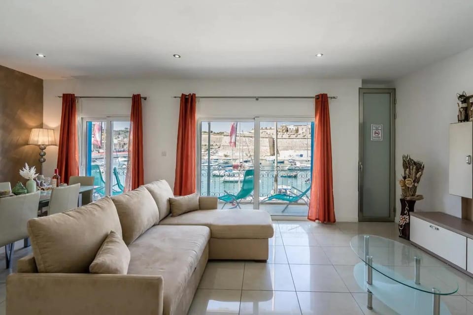 Modern apt Kalkara seafront! Apartment in Malta