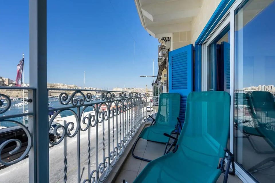 Modern apt Kalkara seafront! Apartment in Malta