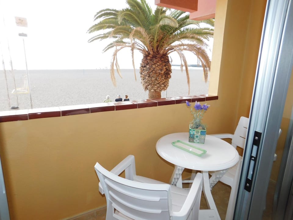 View (from property/room), Balcony/Terrace, Dining area
