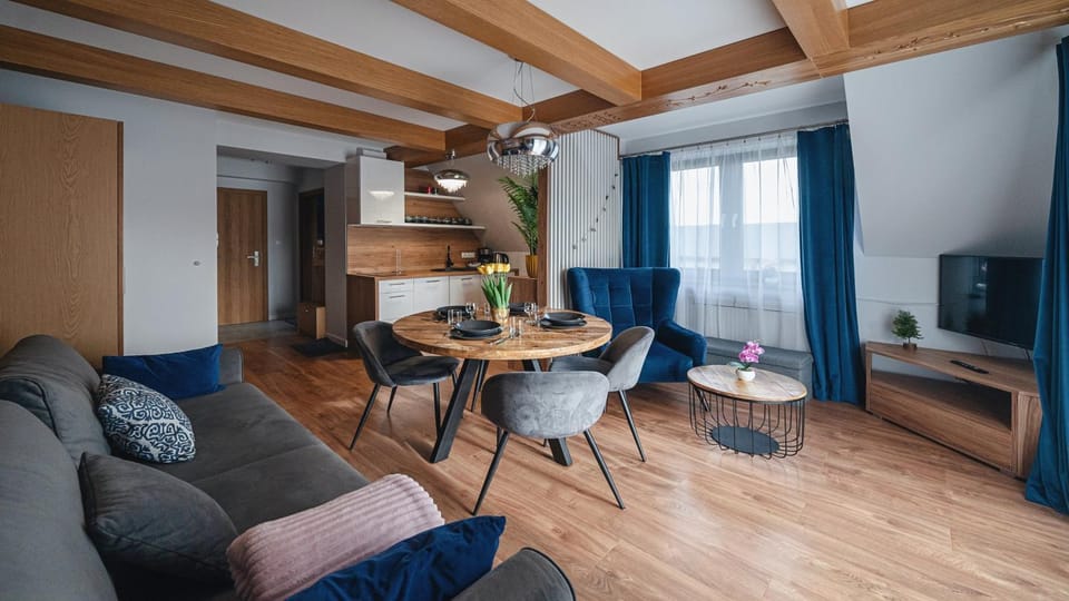 TV and multimedia, Kitchen or kitchenette, Living room, Seating area, Dining area