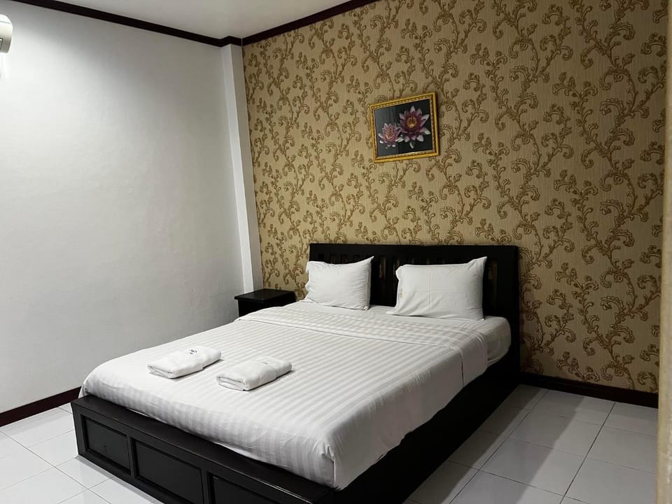 Photo of the whole room, towels