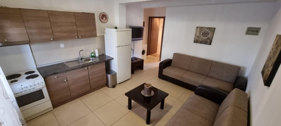 Kitchen or kitchenette, Living room, Seating area, pet friendly, stove