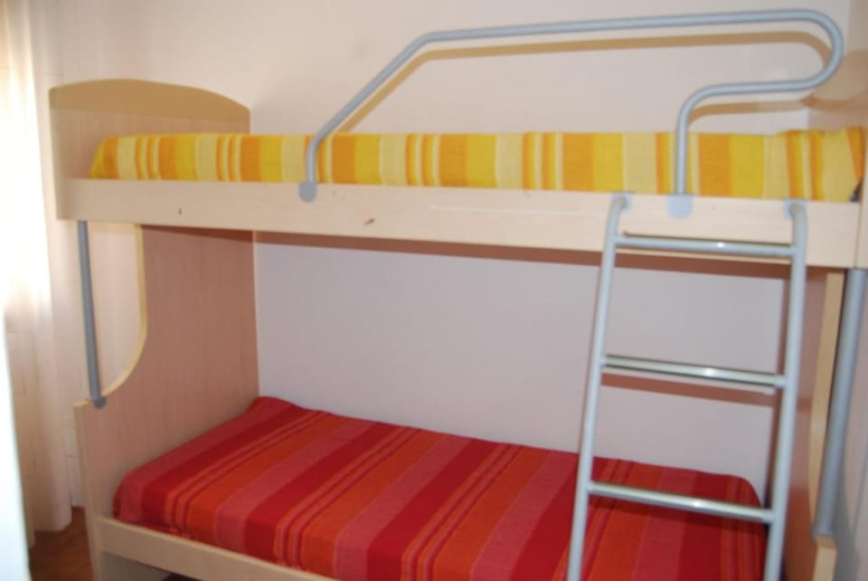 Bed, Bedroom, bunk bed