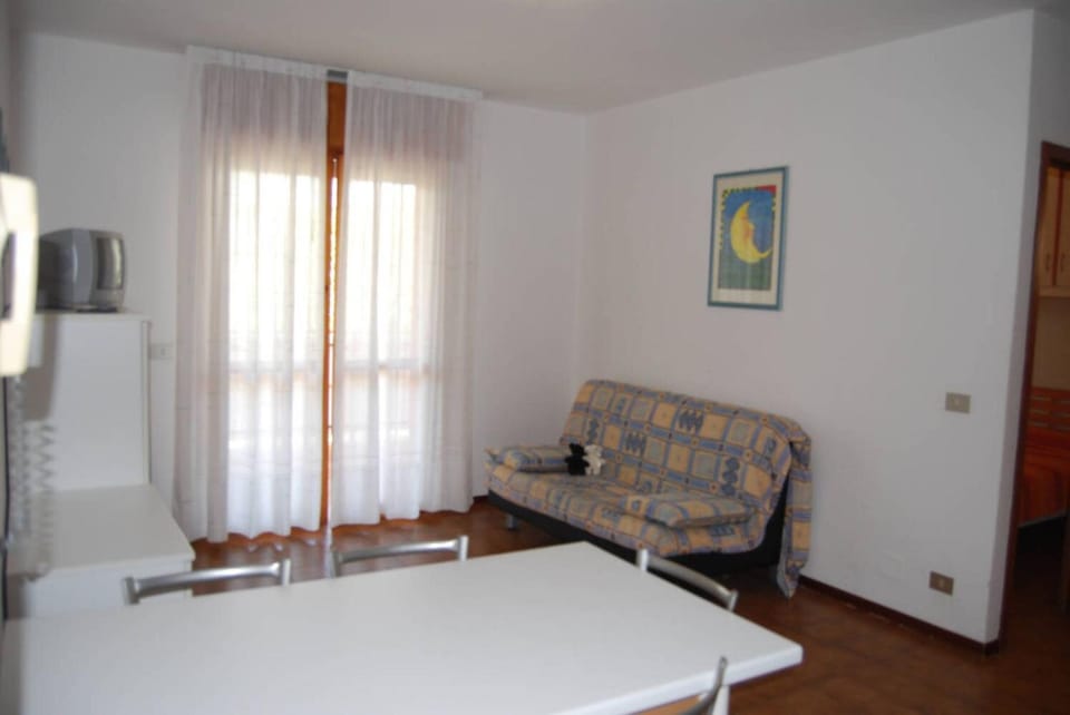 Bed, Living room, Seating area, Dining area