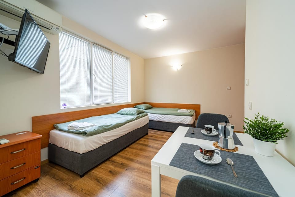 Bed, Coffee/tea facilities, Living room, Photo of the whole room