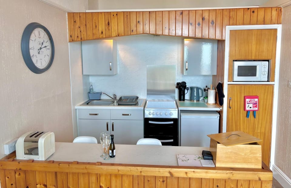 Coffee/tea facilities, Kitchen or kitchenette, oven, stove, toaster