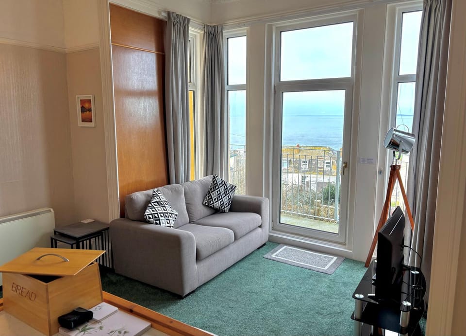 Natural landscape, TV and multimedia, Living room, Seating area, Sea view