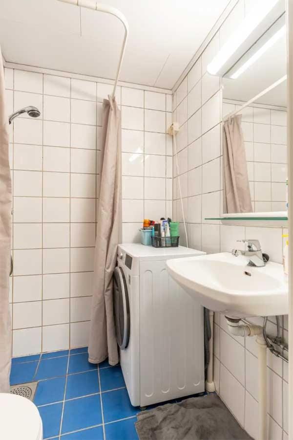 Shower, Toilet, Bathroom, washing machine, dryer