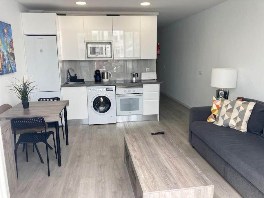 Kitchen or kitchenette, Living room, Seating area, pet friendly, stove