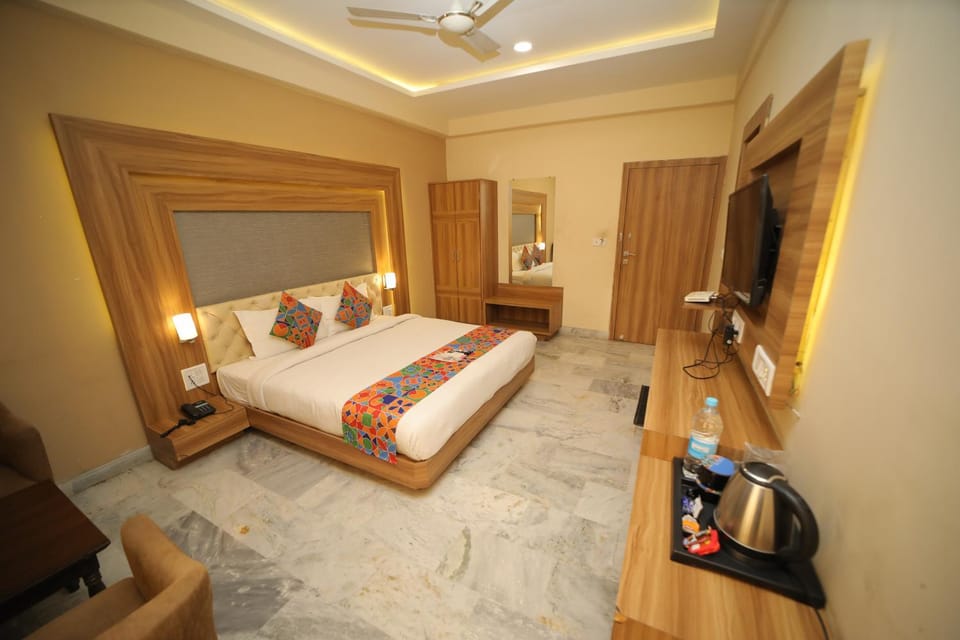 Bed, TV and multimedia, Kitchen or kitchenette, Living room, Photo of the whole room, Seating area, Bedroom, wardrobe