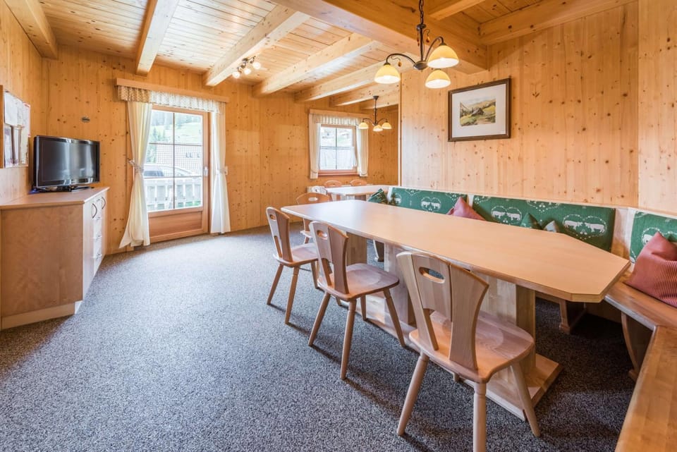 Communal lounge/ TV room, TV and multimedia, Living room, Seating area, Dining area, Evening entertainment