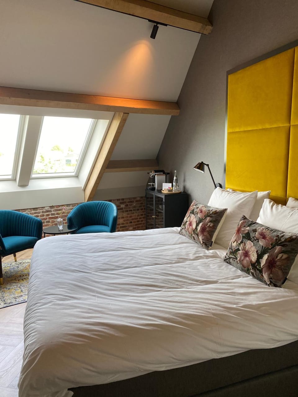 Bed, Seating area, Bedroom