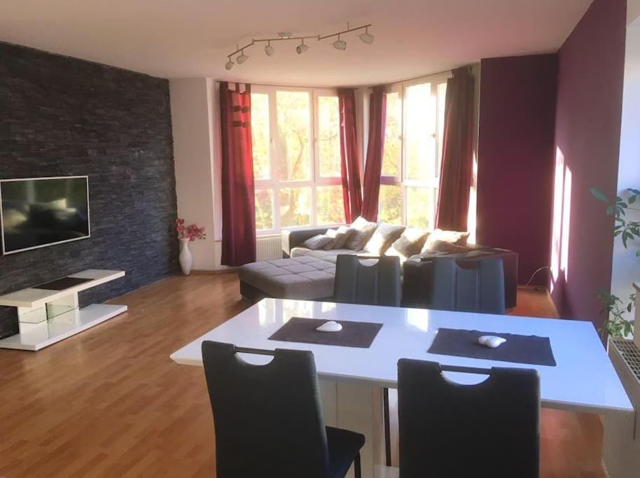 TV and multimedia, Living room, Seating area, Evening entertainment