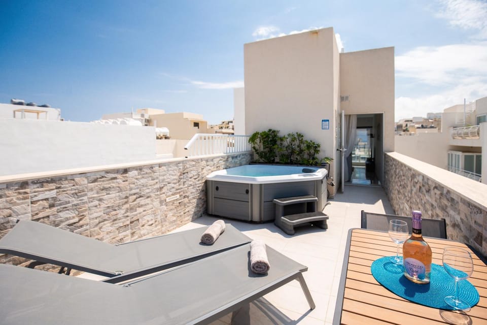 Seaview Portside Penthouse SUPERIOR Apartment in Saint Paul's Bay