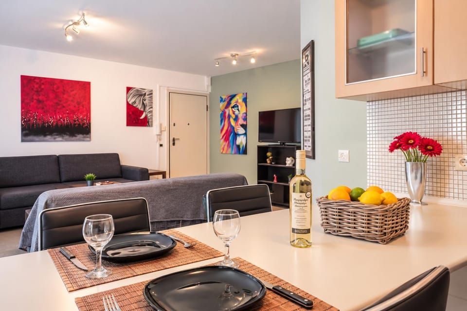 TV and multimedia, Living room, Food and drinks, Dining area