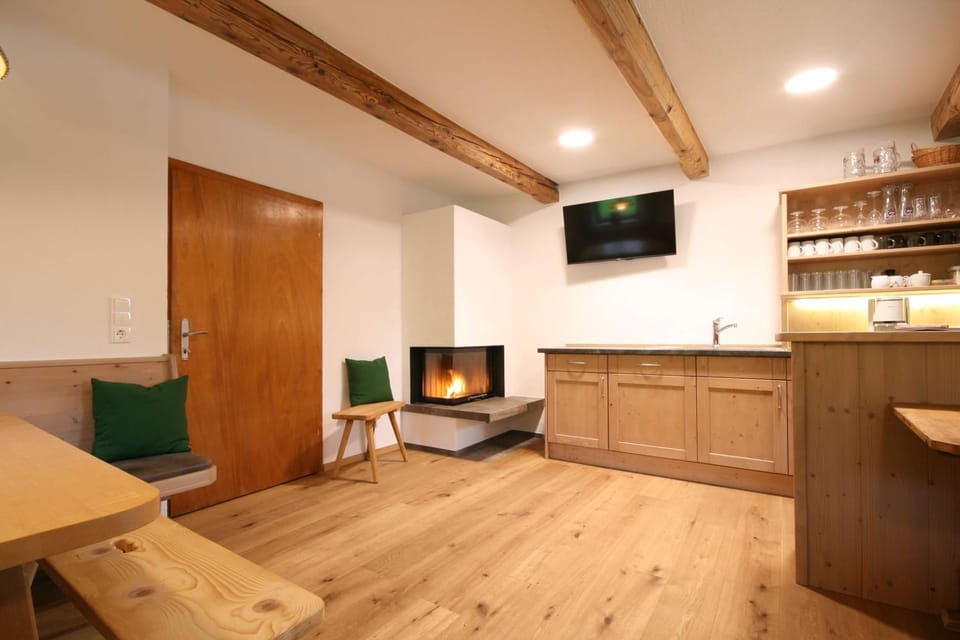TV and multimedia, Living room, Seating area, flat iron