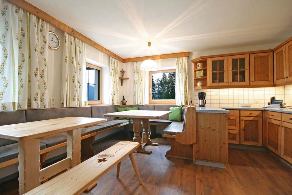 Kitchen or kitchenette, Living room, Seating area, Dining area, stove