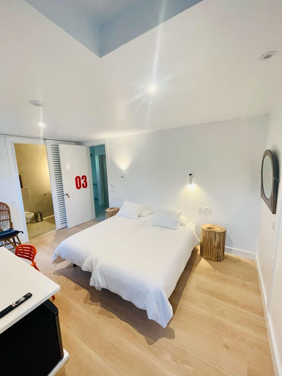 Photo of the whole room, Bedroom