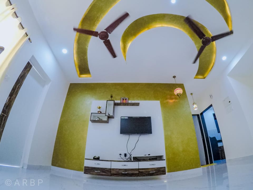 Communal lounge/ TV room, TV and multimedia, Living room, Seating area, Dining area, Evening entertainment, children, young children, wedding, air conditioner