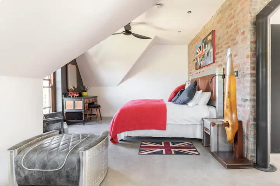 Bed, Photo of the whole room, Bedroom, fireplace