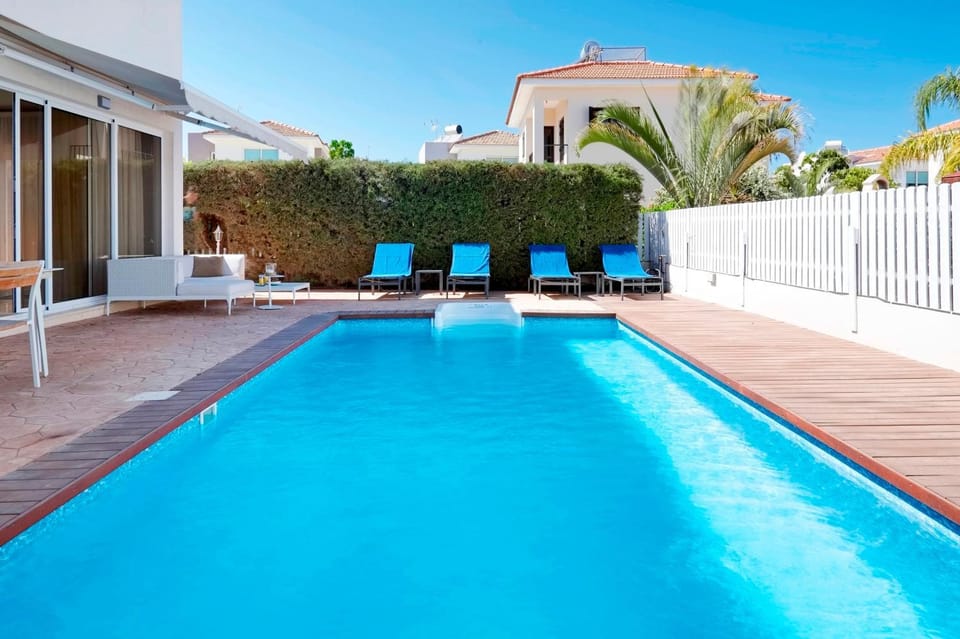 Pool view, Swimming pool, sunbed