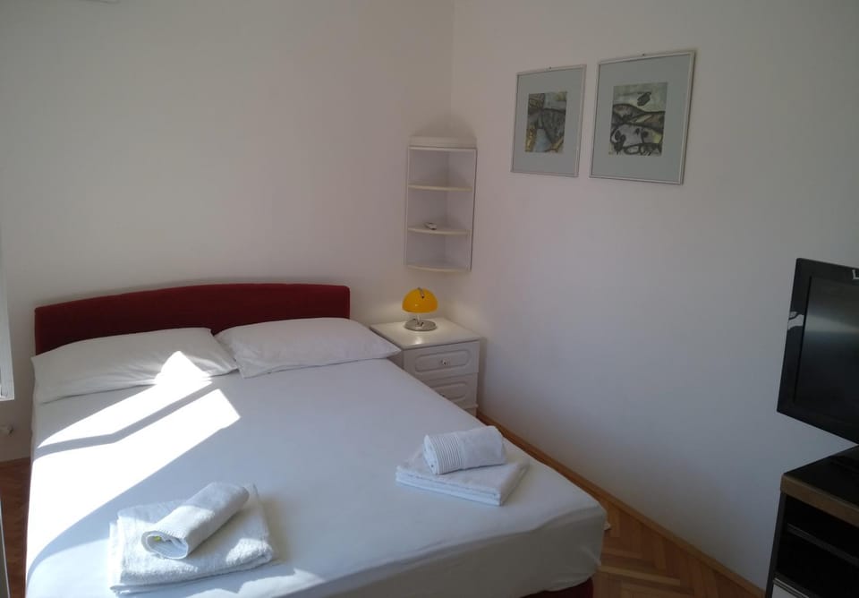 Bedroom, air conditioner