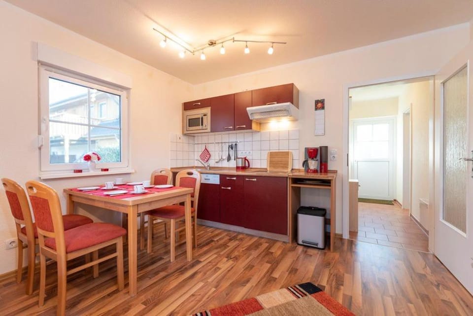Kitchen or kitchenette, dishwasher, stove