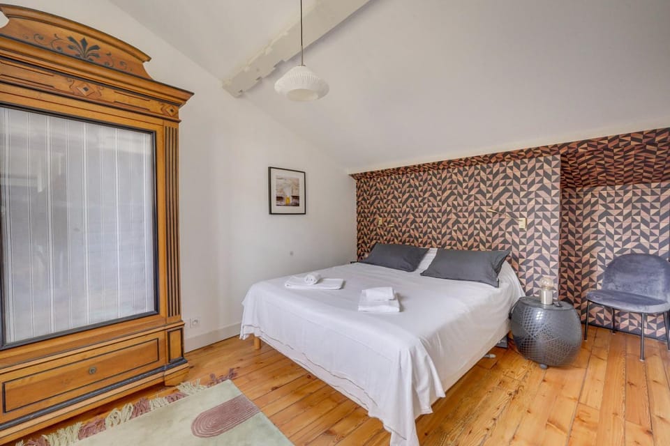 Bed, Bedroom, towels