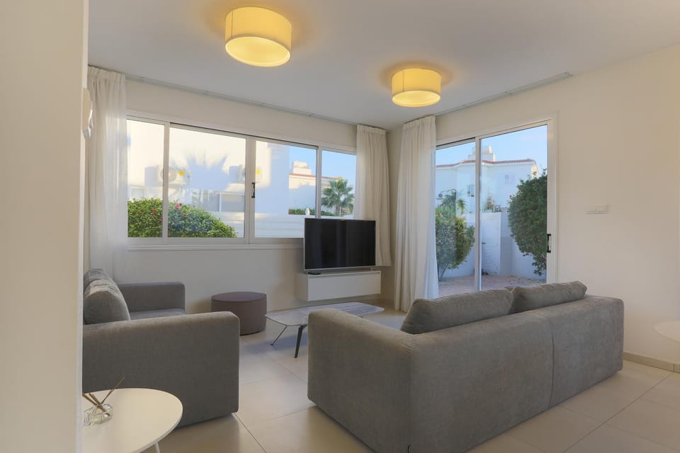 TV and multimedia, Living room, Seating area, Garden view