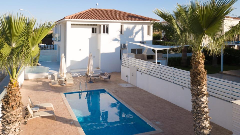 Property building, Pool view, Swimming pool, Swimming pool, sunbed