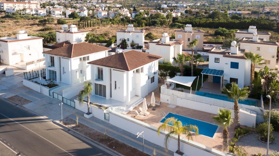 Property building, Day, Neighbourhood, Bird's eye view, Swimming pool, Swimming pool, Location