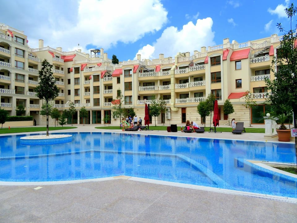 Property building, Day, Pool view, Swimming pool, Location, sunbed