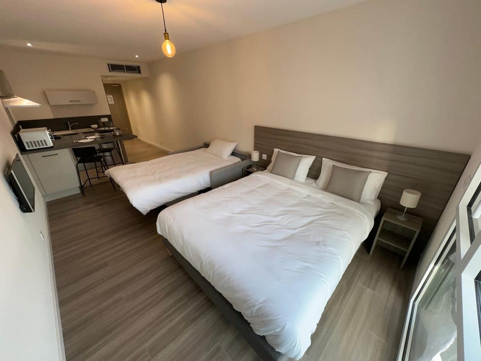 Bed, TV and multimedia, Photo of the whole room, Bedroom