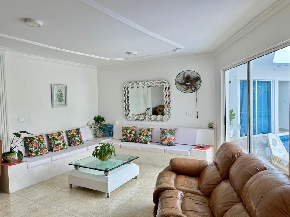 Communal lounge/ TV room, Living room, air conditioner