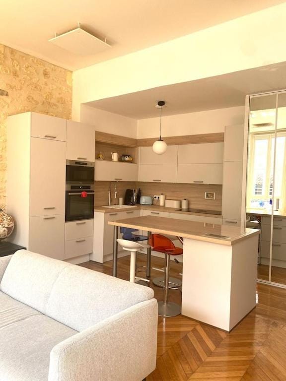 Kitchen or kitchenette, Dining area