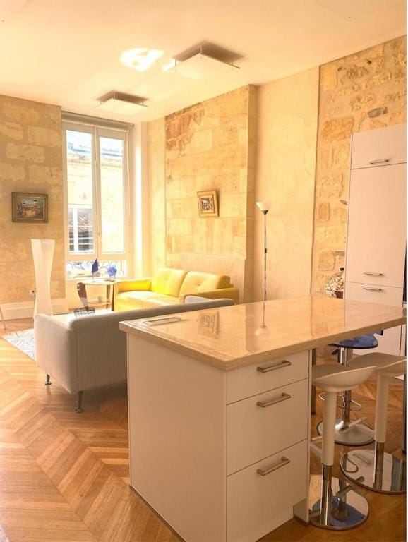 Kitchen or kitchenette, Dining area