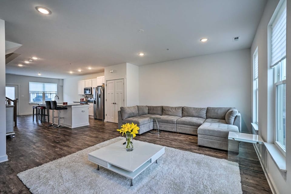 Modern Townhome 4 Mi to Downtown Frederick! House in Frederick