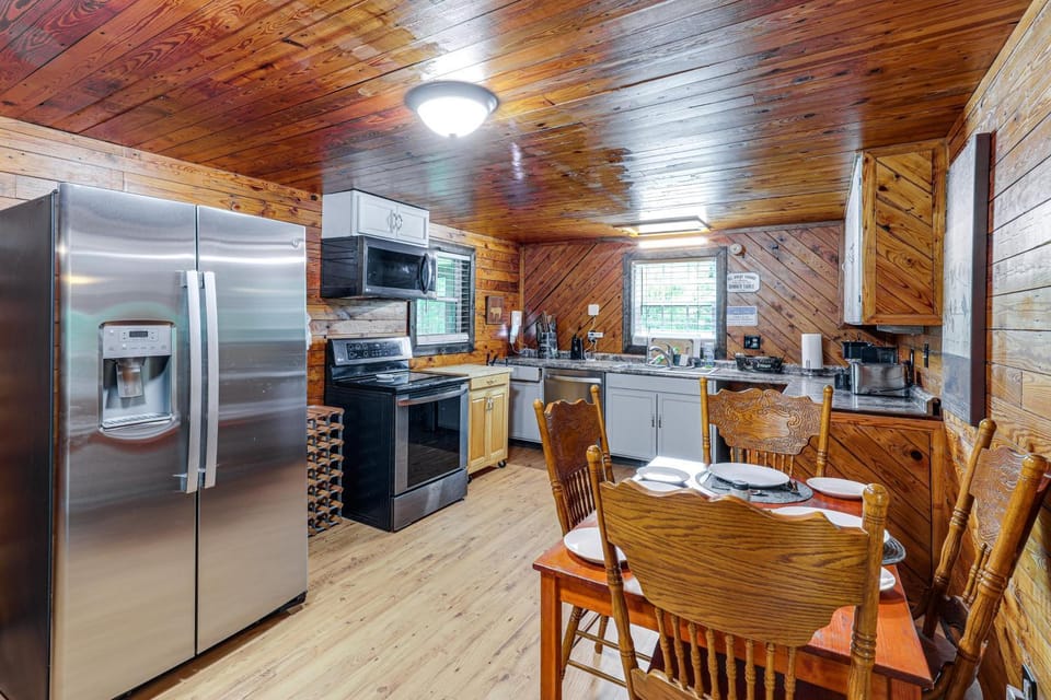Peaceful + Cozy Cottage on Over 7 Acres w/ Creek House in Caldwell