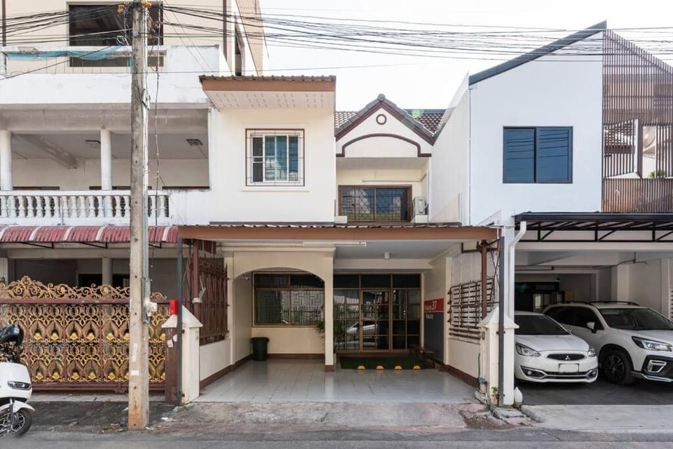 Blue Theatre Near Nimmanhaemin Road and Old City Apartment in Chiang Mai