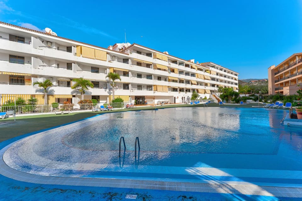 Property building, Day, Pool view, Swimming pool, sunbed