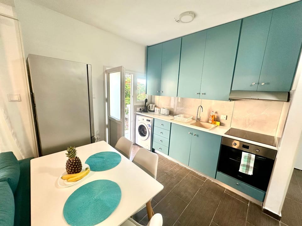 Kitchen or kitchenette, Dining area, oven, toaster, washing machine