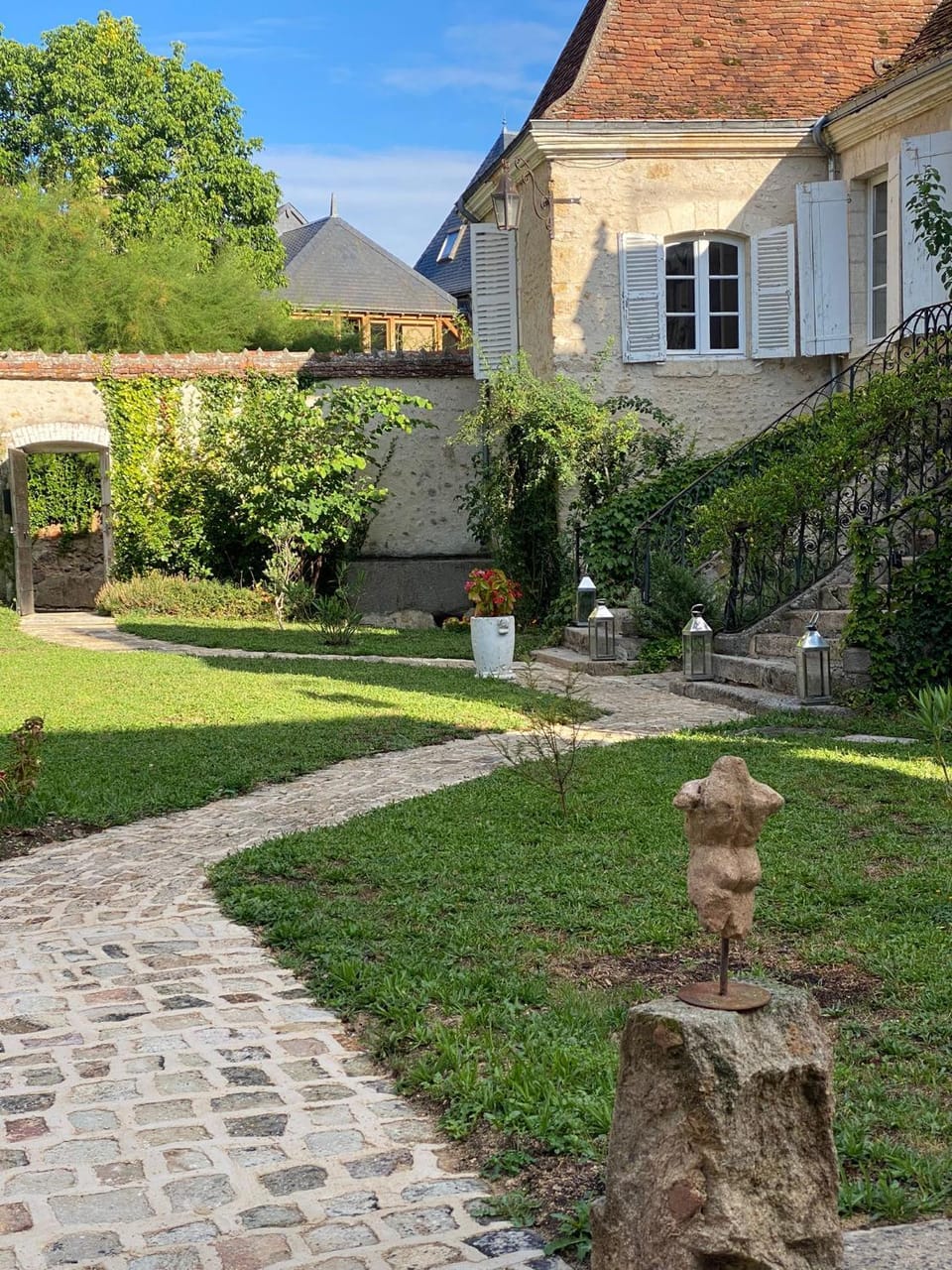 Property building, Day, Garden, Garden view