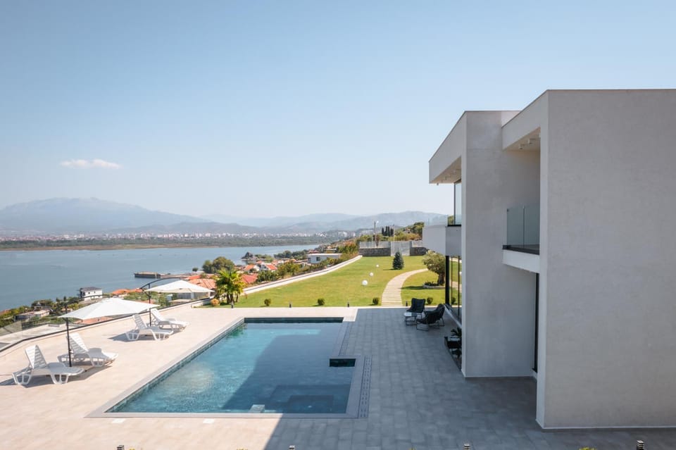Property building, Patio, Natural landscape, View (from property/room), Balcony/Terrace, Lake view, Mountain view, Pool view, Swimming pool, Swimming pool, sunbed